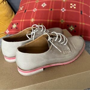 La CANADIENNE Beige Oxfords with Pink Sole